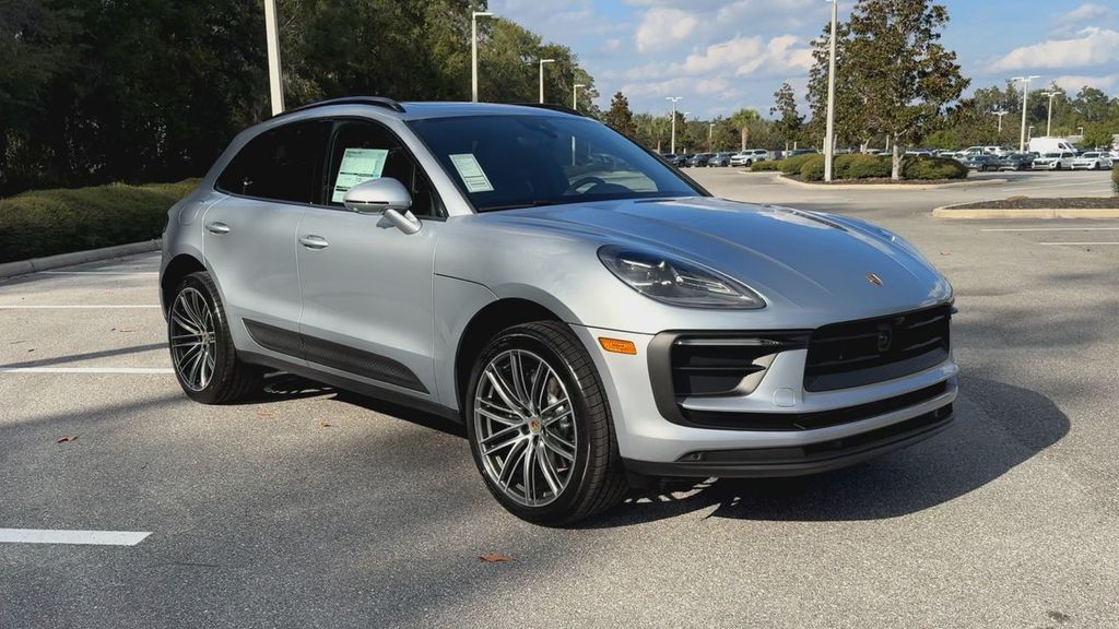 2026 Porsche Macan Base photo 2