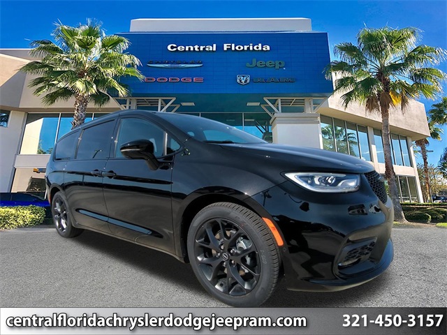 2026 Chrysler Pacifica Select's photo