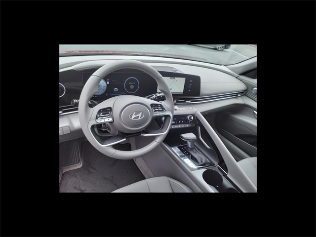 2024 Hyundai Elantra SEL photo 7