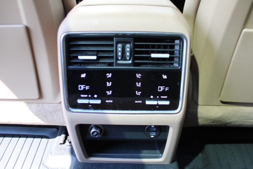 2023 Porsche Cayenne Platinum Edition photo 28