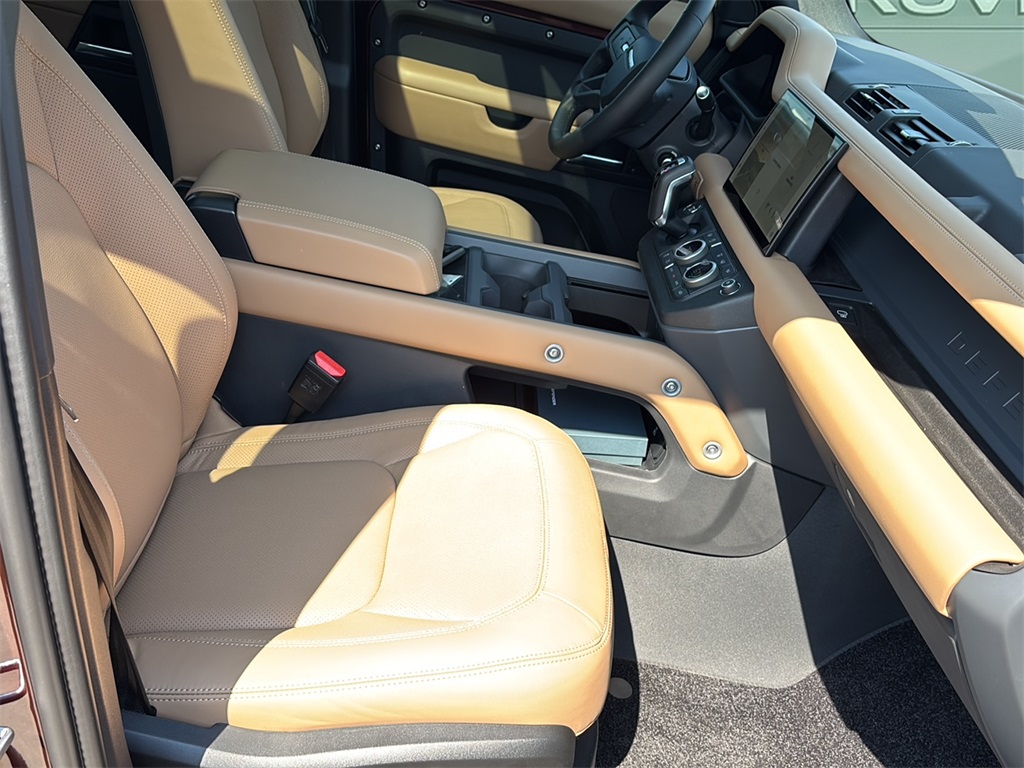 2025 Land Rover Defender 130 X-Dynamic SE photo 15