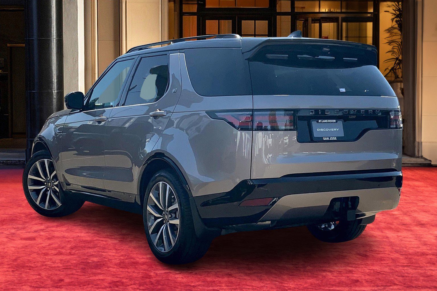 2025 Land Rover Discovery P300 Dynamic SE photo 3