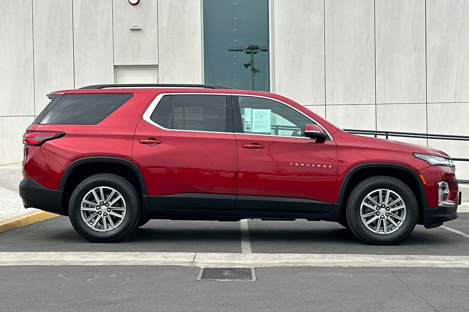 2023 Chevrolet Traverse 1LT photo 2