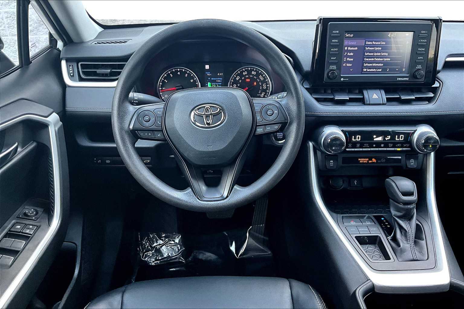 2022 Toyota RAV4 XLE photo 3