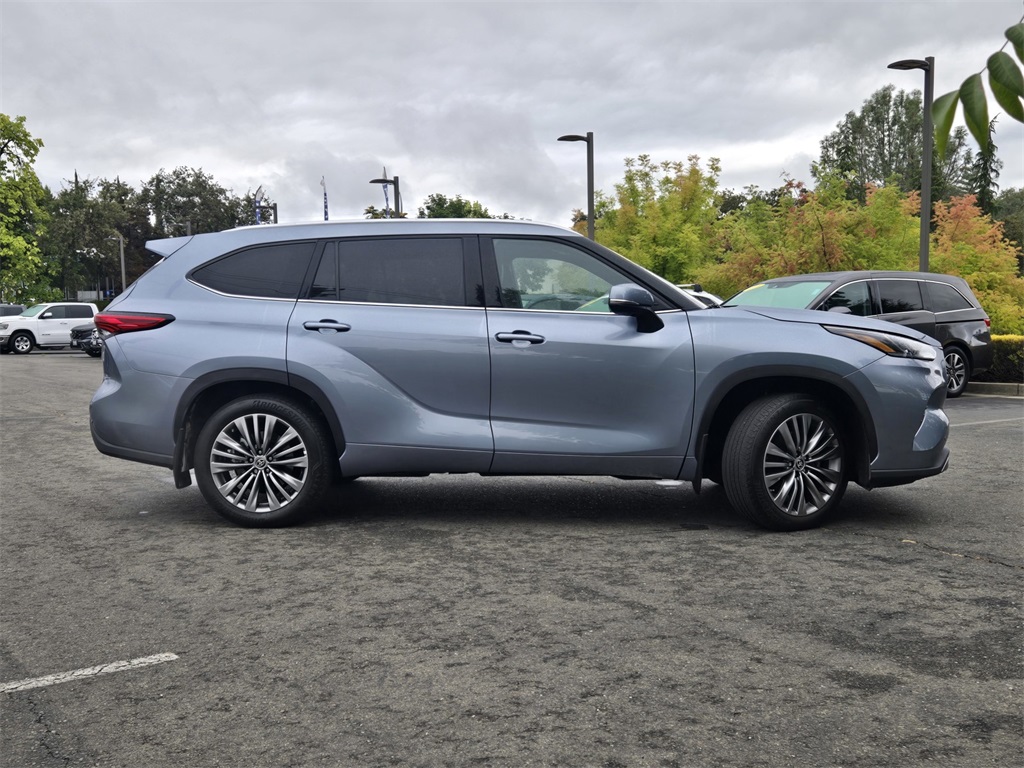 2022 Toyota Highlander Platinum photo 3