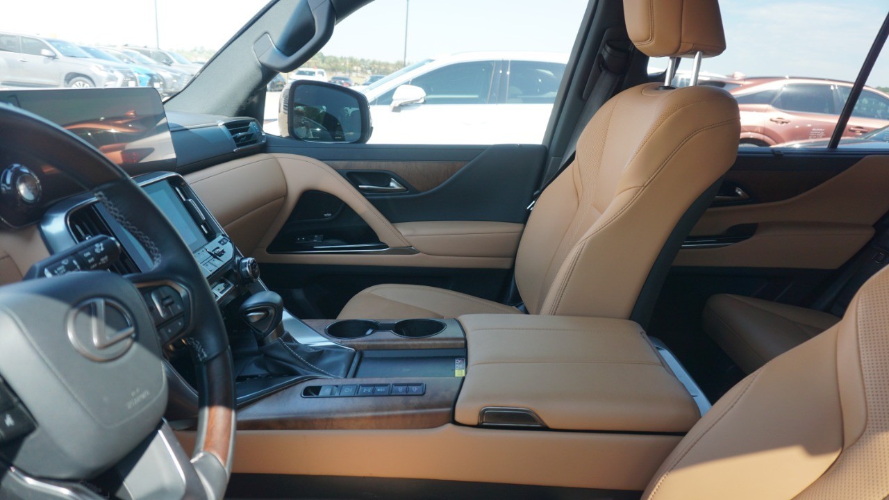 2024 Lexus LX 600 Luxury photo 3