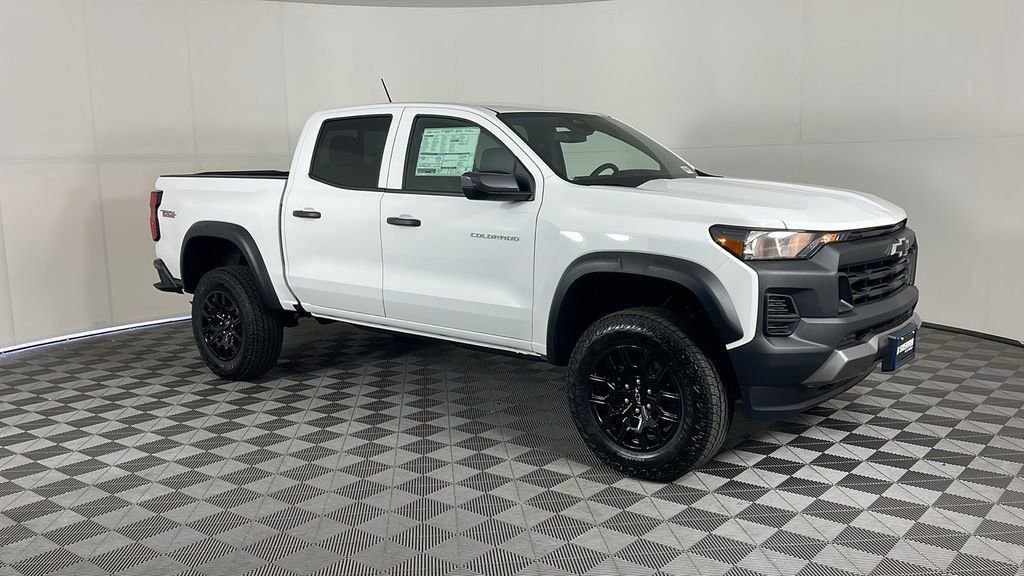 2025 Chevrolet Colorado Trail Boss photo 2