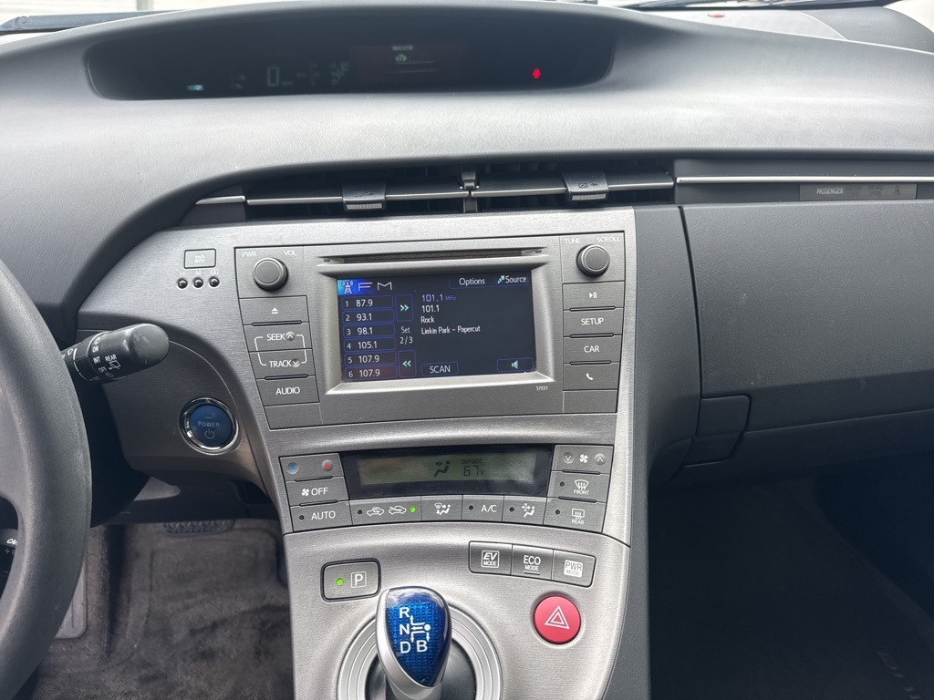 2015 Toyota Prius Four photo 14