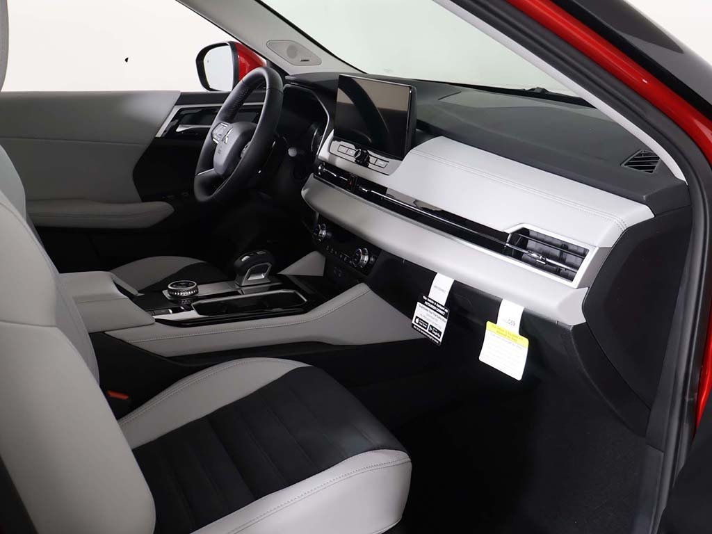 2025 Mitsubishi Outlander SE Ralliart photo 24