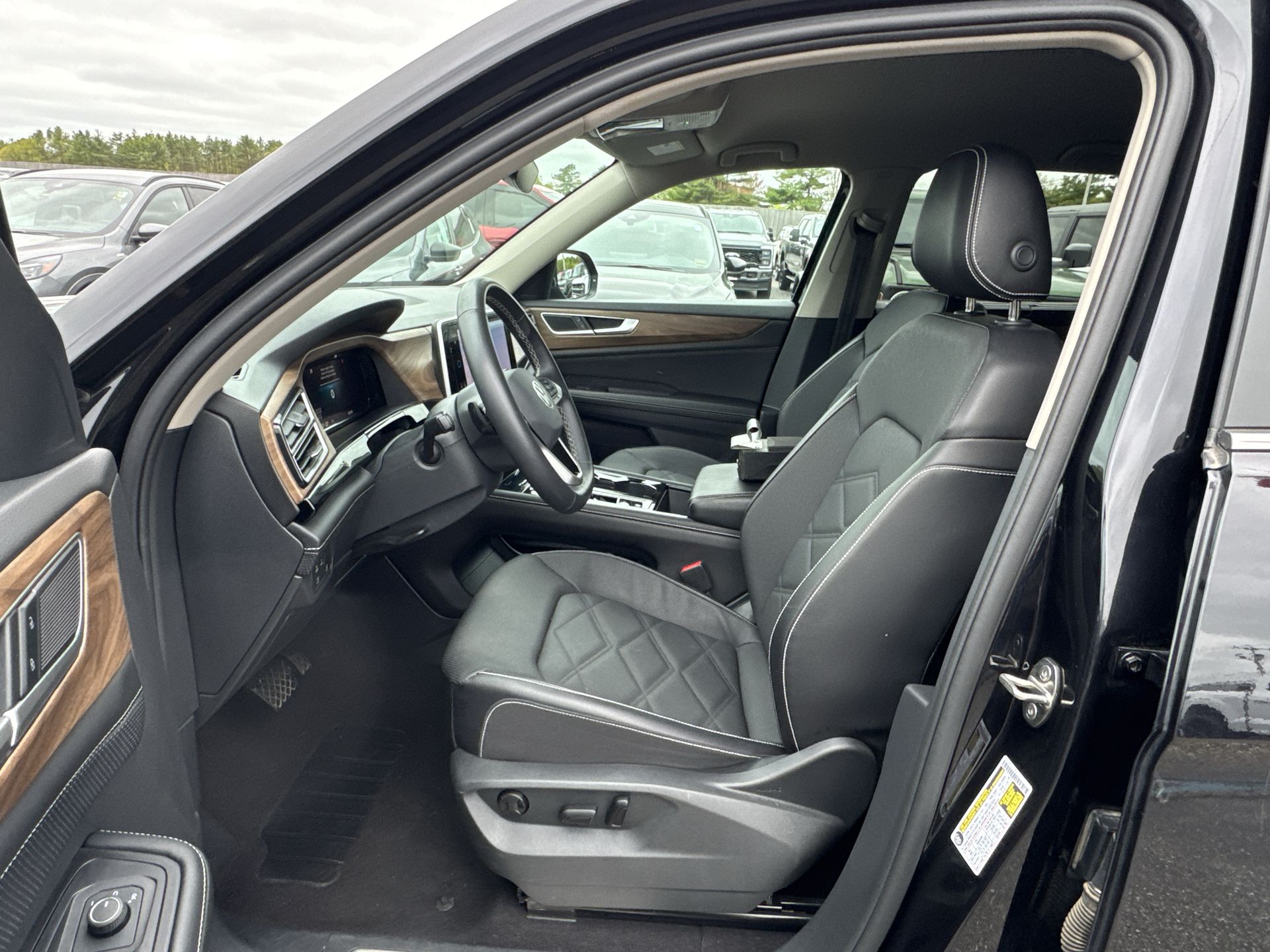 2024 Volkswagen Atlas SE Technology photo 6