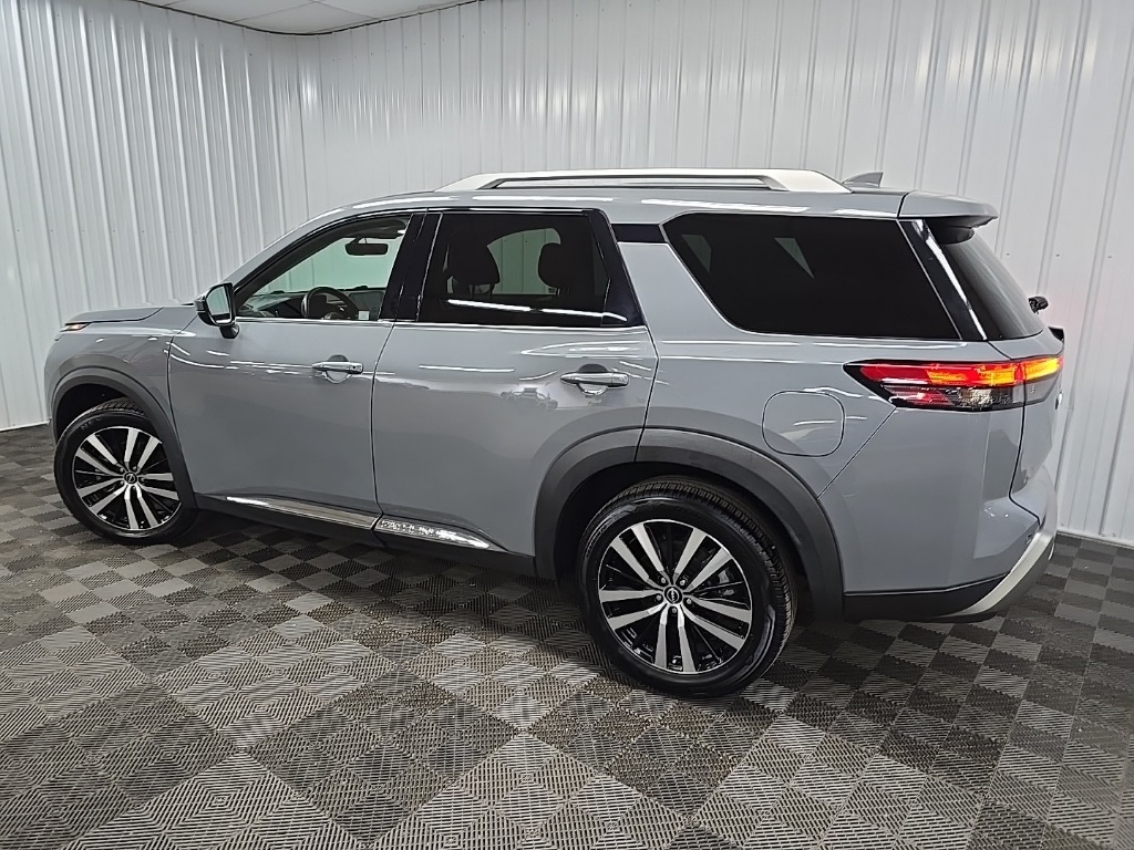 2023 Nissan Pathfinder Platinum photo 4