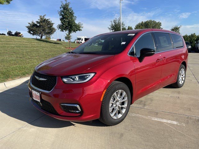 2026 Chrysler Pacifica Select's photo