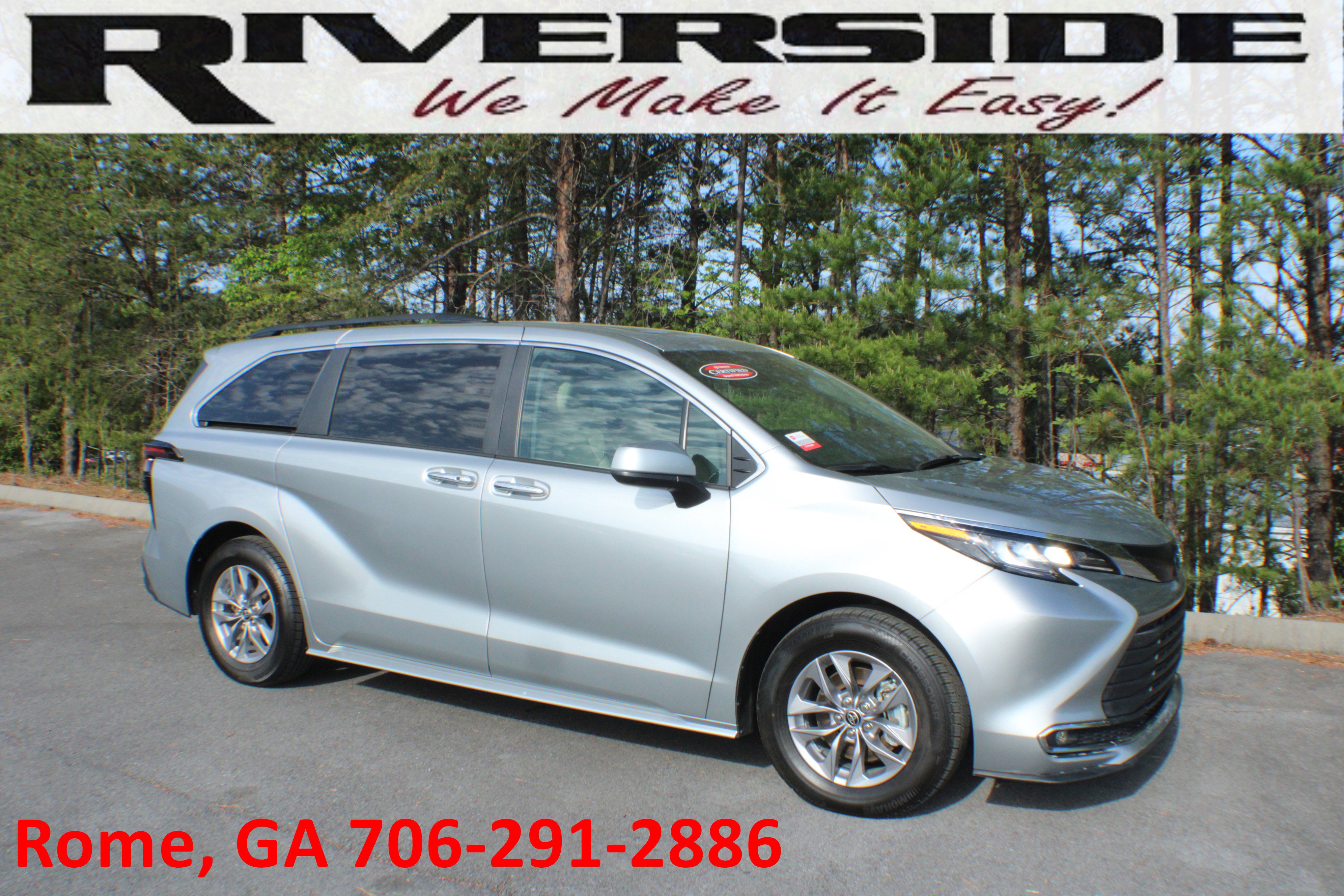 2023 Toyota Sienna XLE's photo