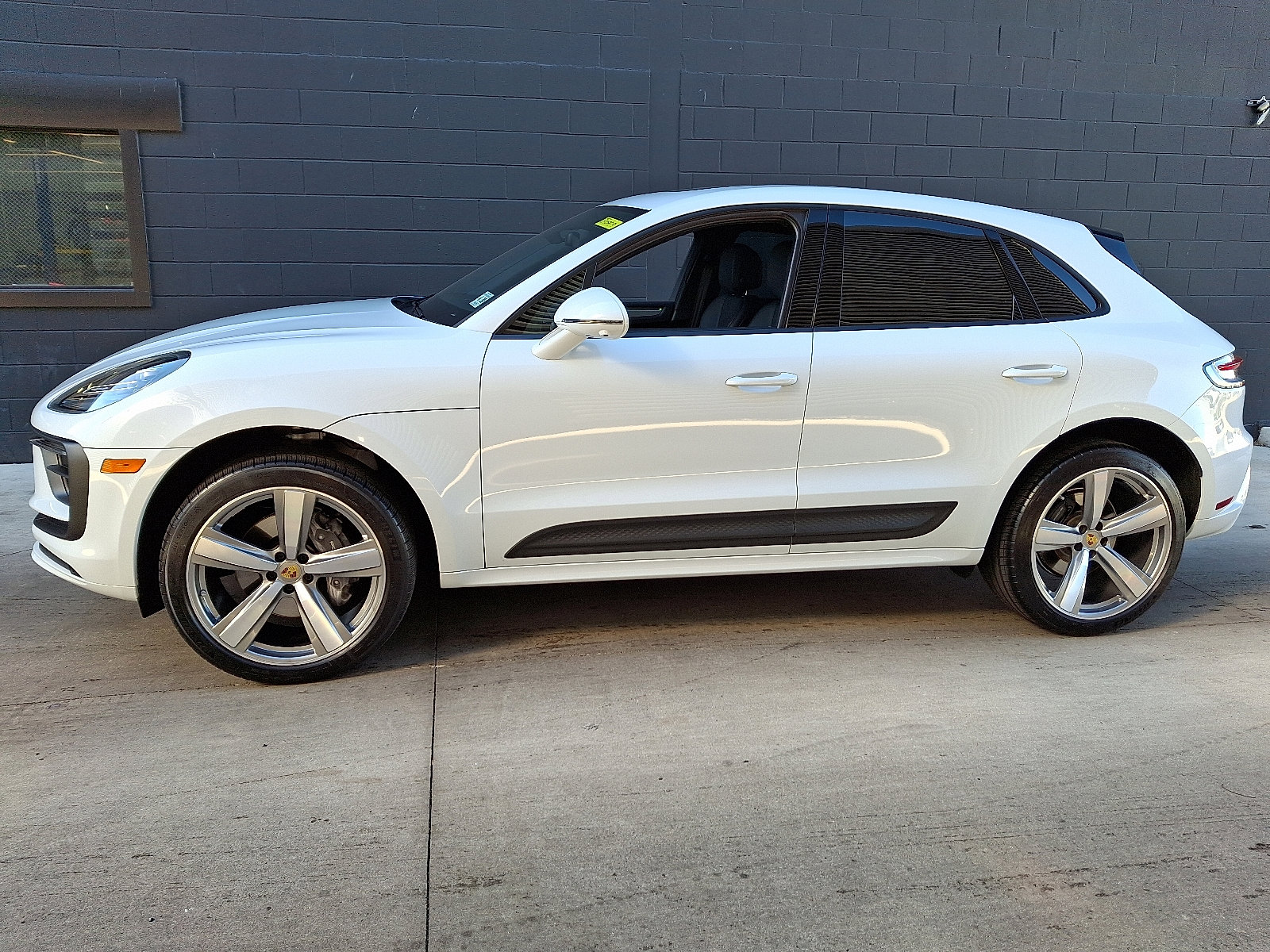 2025 Porsche Macan T photo 2