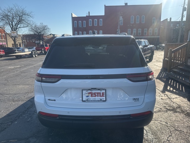 2023 Jeep Grand Cherokee Altitude photo 3