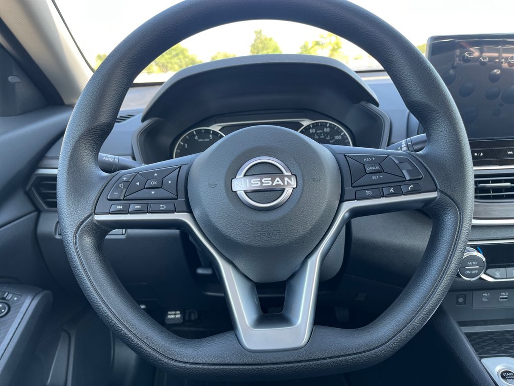 2025 Nissan Altima SV photo 18