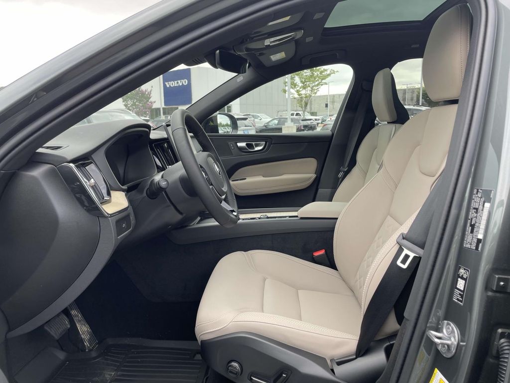 2026 Volvo XC60 B5 Core photo 8