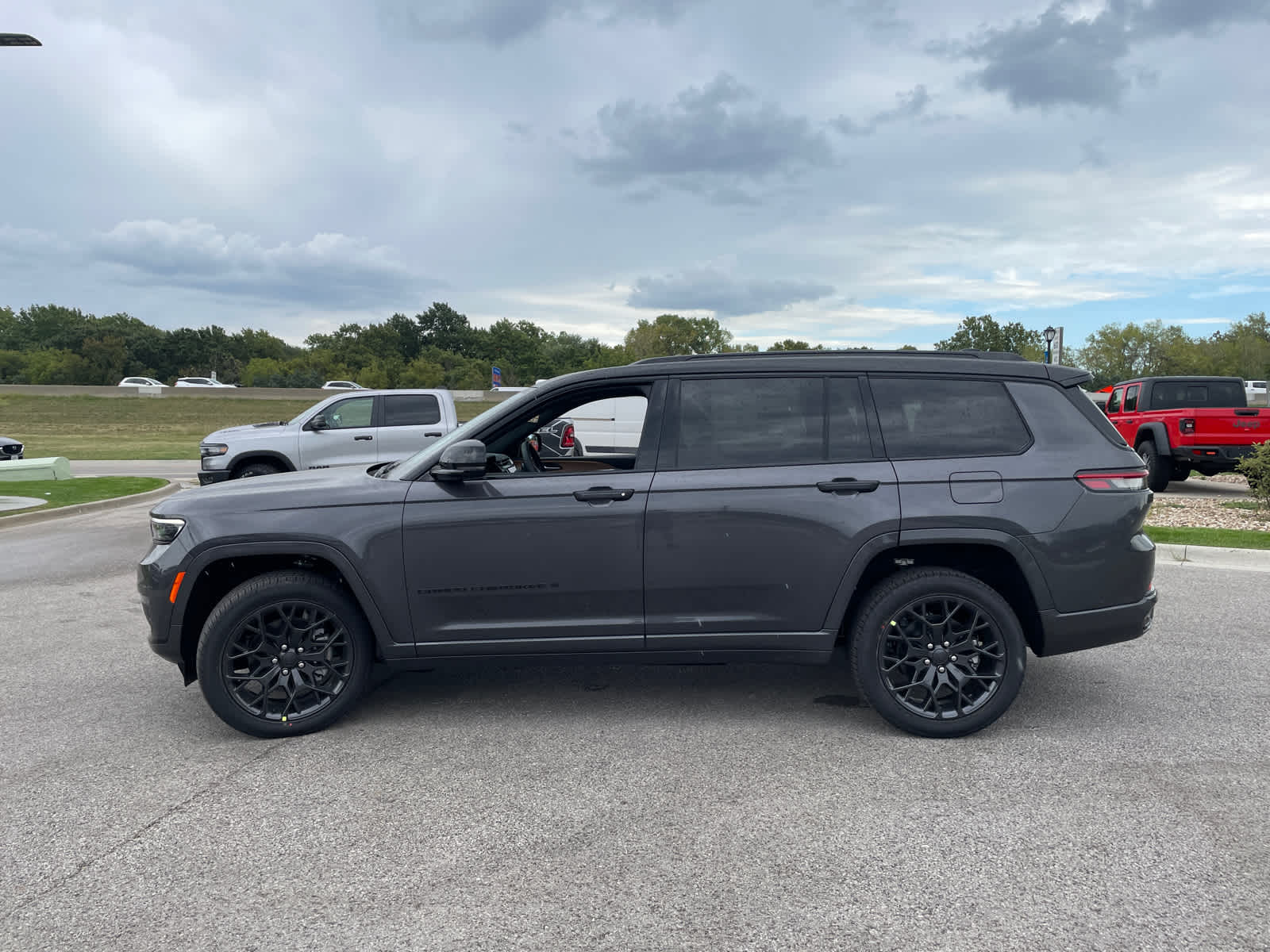 2025 Jeep Grand Cherokee L Summit Reserve photo 5