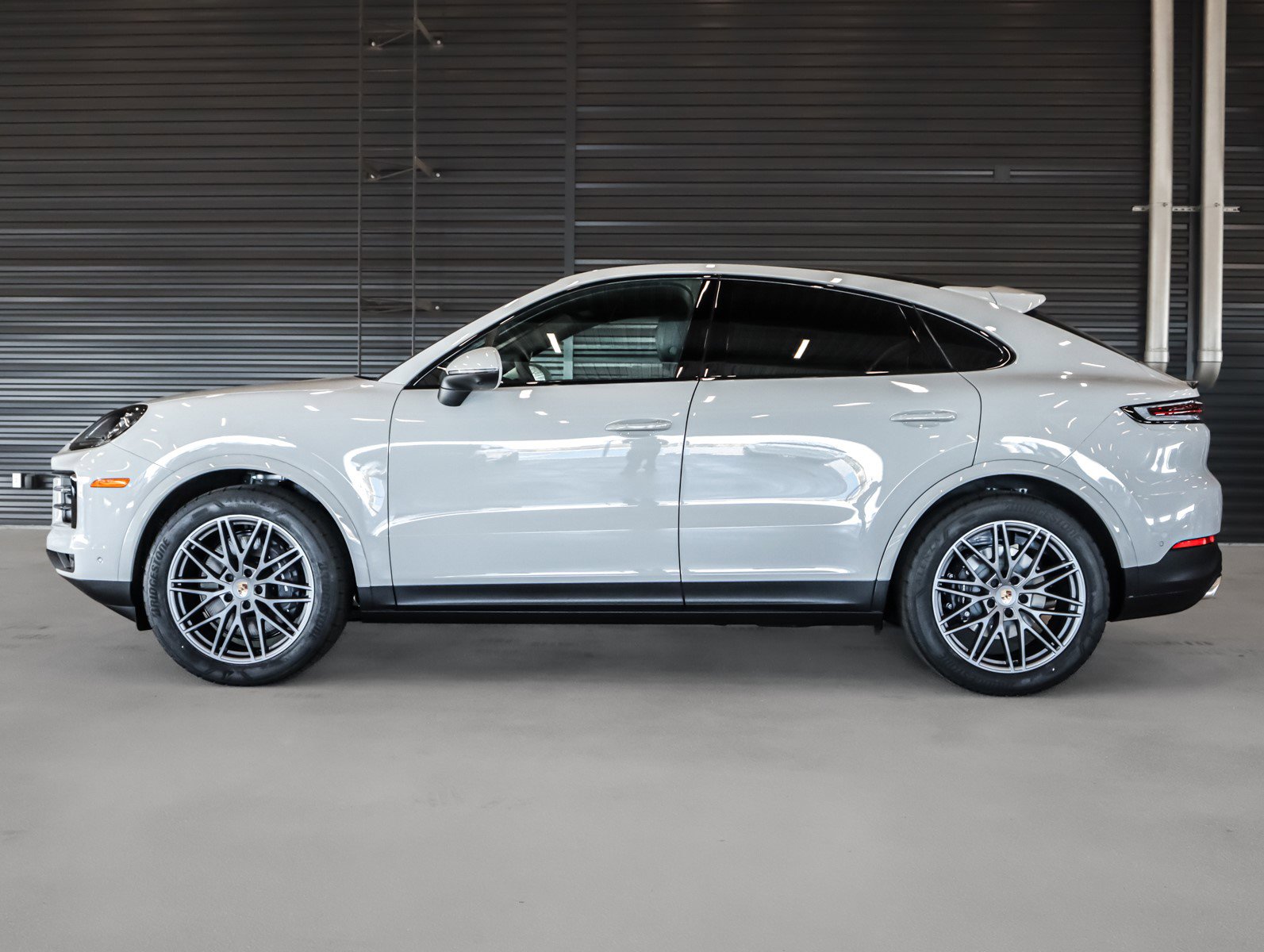 2025 Porsche Cayenne Coupe photo 2