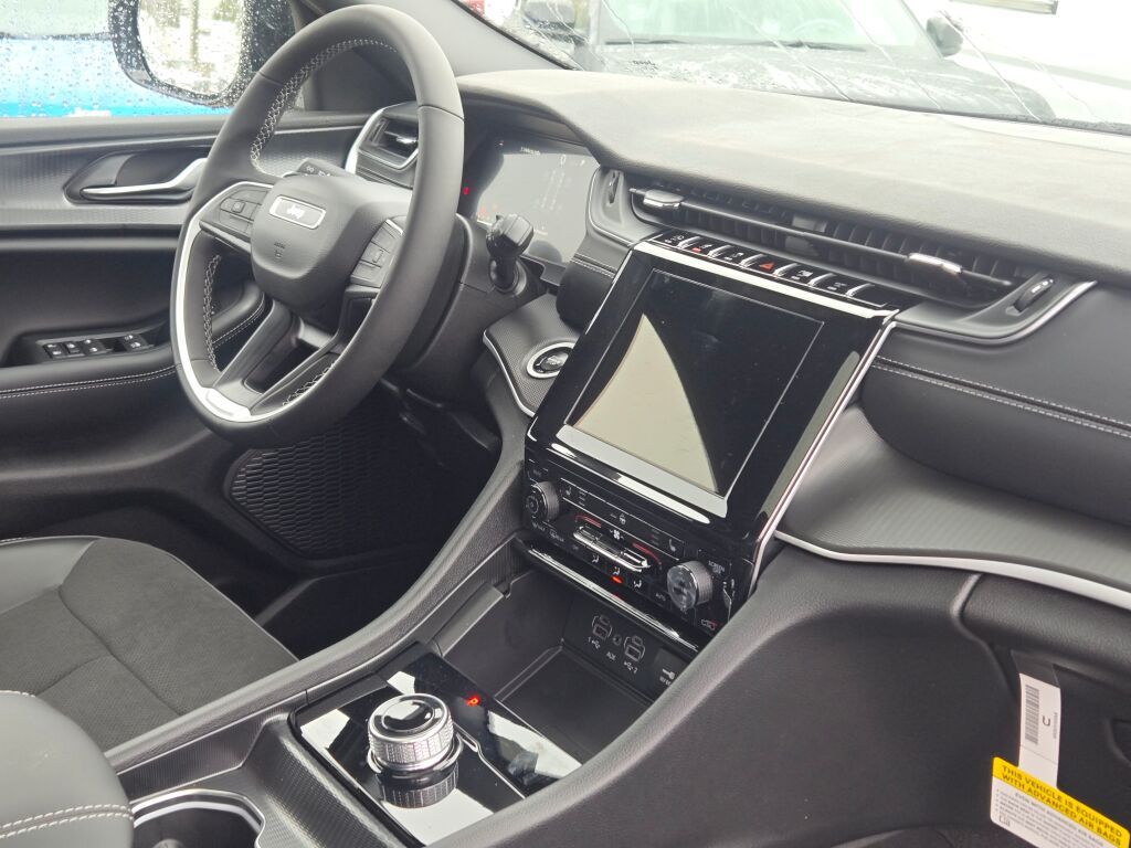 2025 Jeep Grand Cherokee Laredo Altitude photo 2