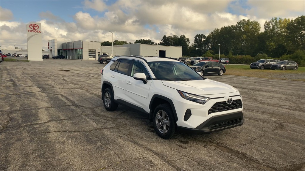 2024 Toyota RAV4 XLE photo 2