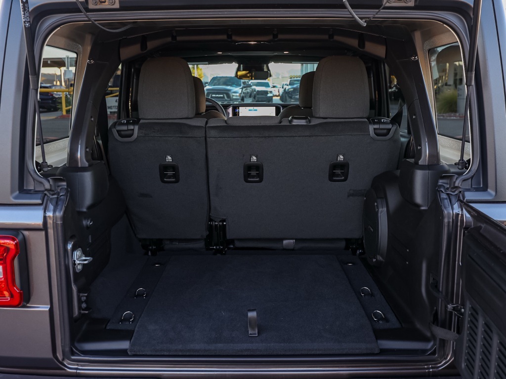 New 2026 Granite Crystal Metallic Clear-Coat Exterior Paint Jeep Rubicon image 15