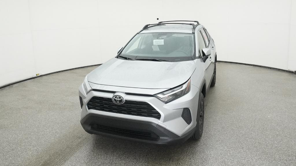 2025 Toyota RAV4 XLE photo 4