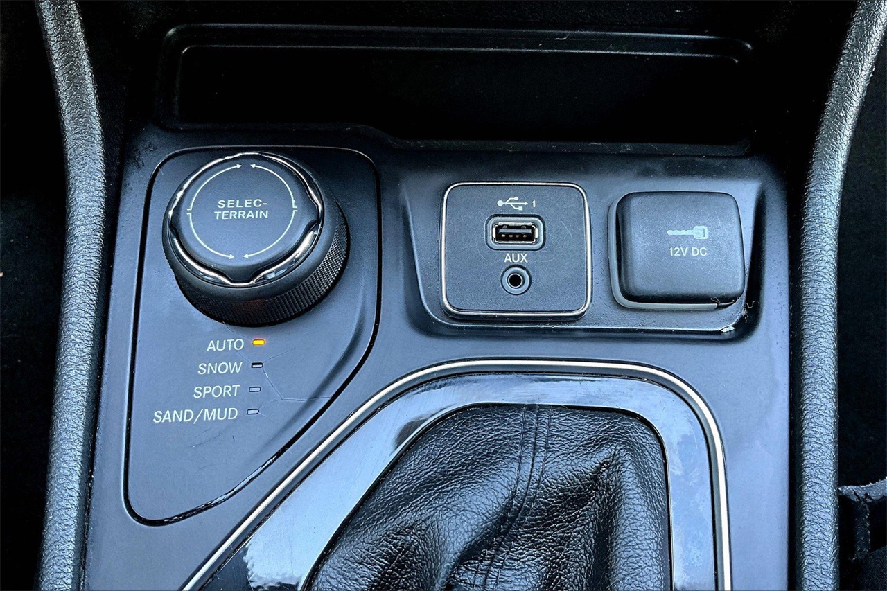 2023 Jeep Cherokee Altitude photo 12