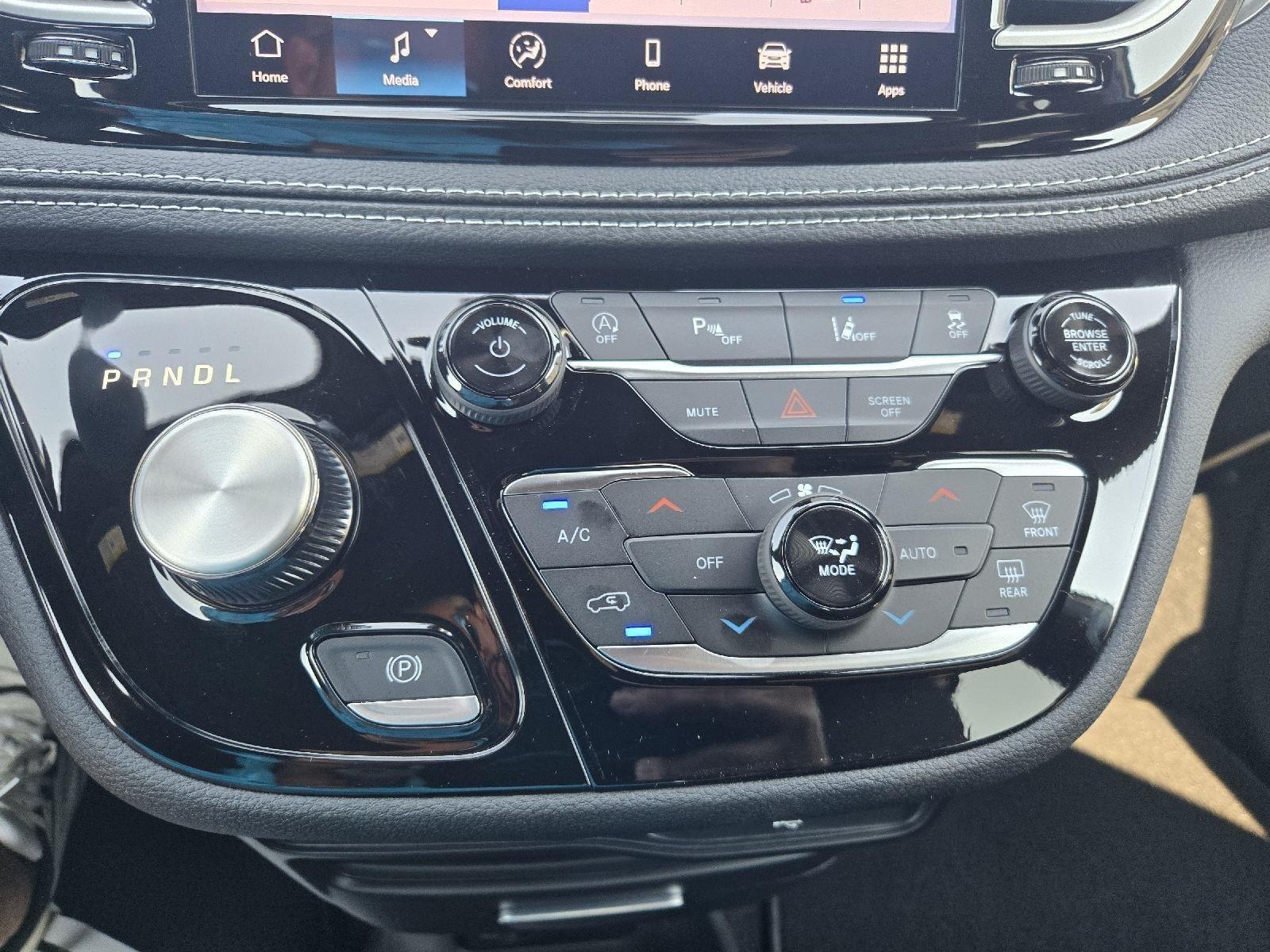 2026 Chrysler Pacifica photo 18
