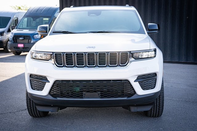 2025 Jeep Grand Cherokee Laredo photo 3