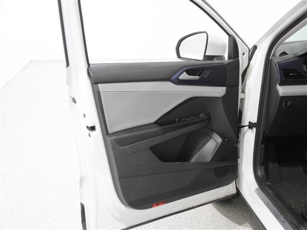 2023 Volkswagen Taos SE photo 4