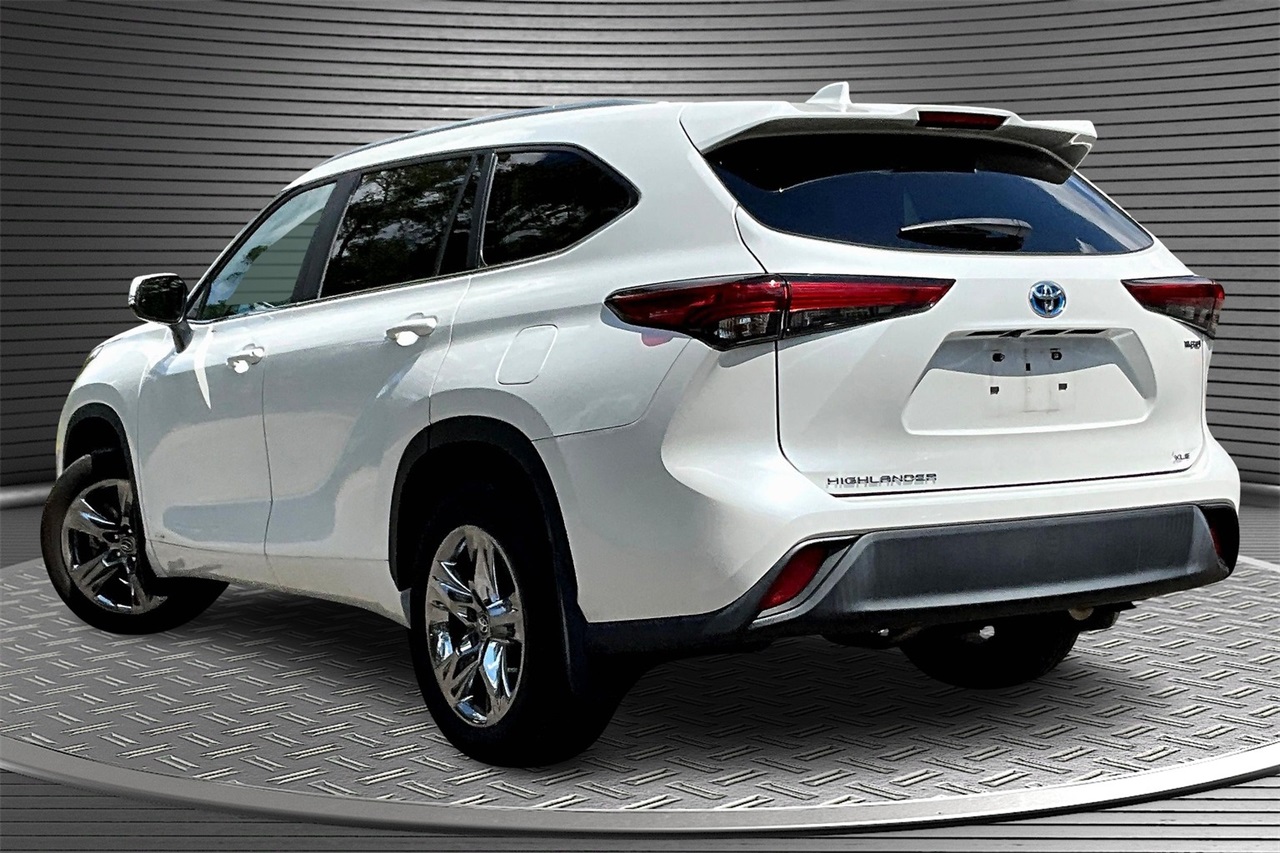 2023 Toyota Highlander Hybrid Bronze Edition photo 3