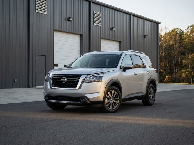 2024 Nissan Pathfinder SV's photo