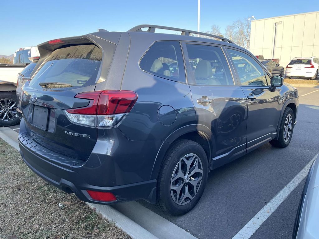 2023 Subaru Forester Premium photo 2