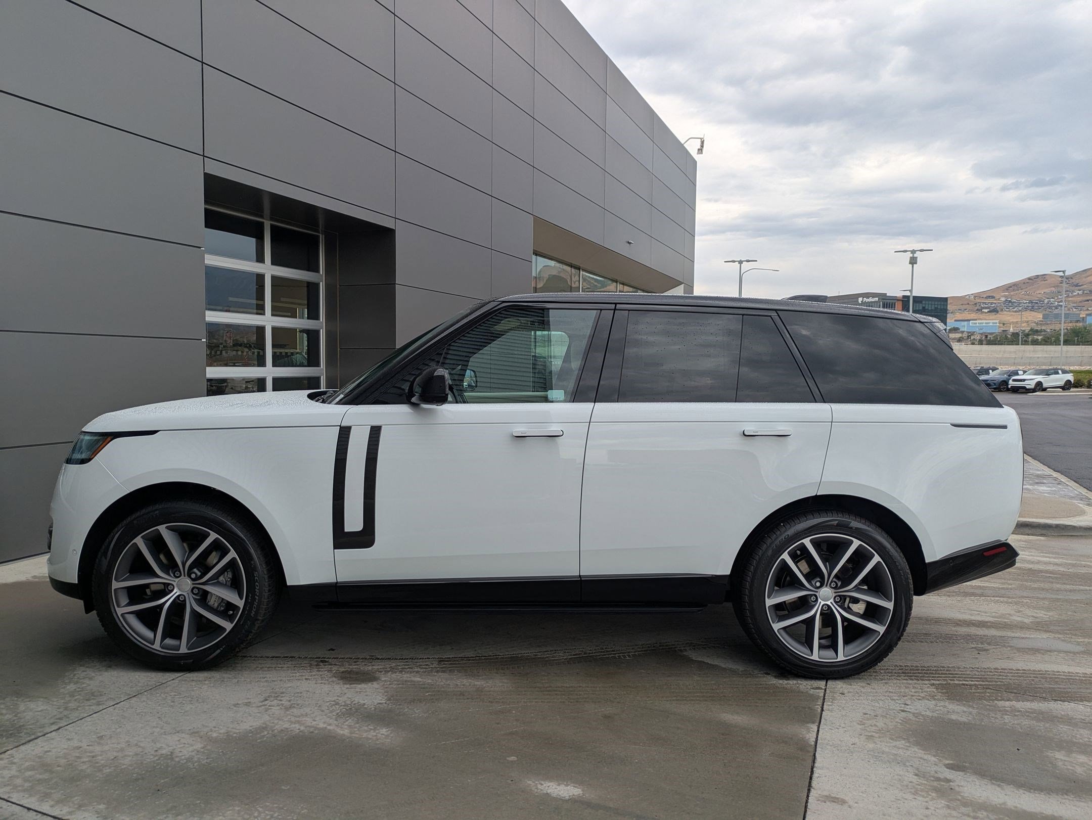 2025 Land Rover Range Rover SE photo 9