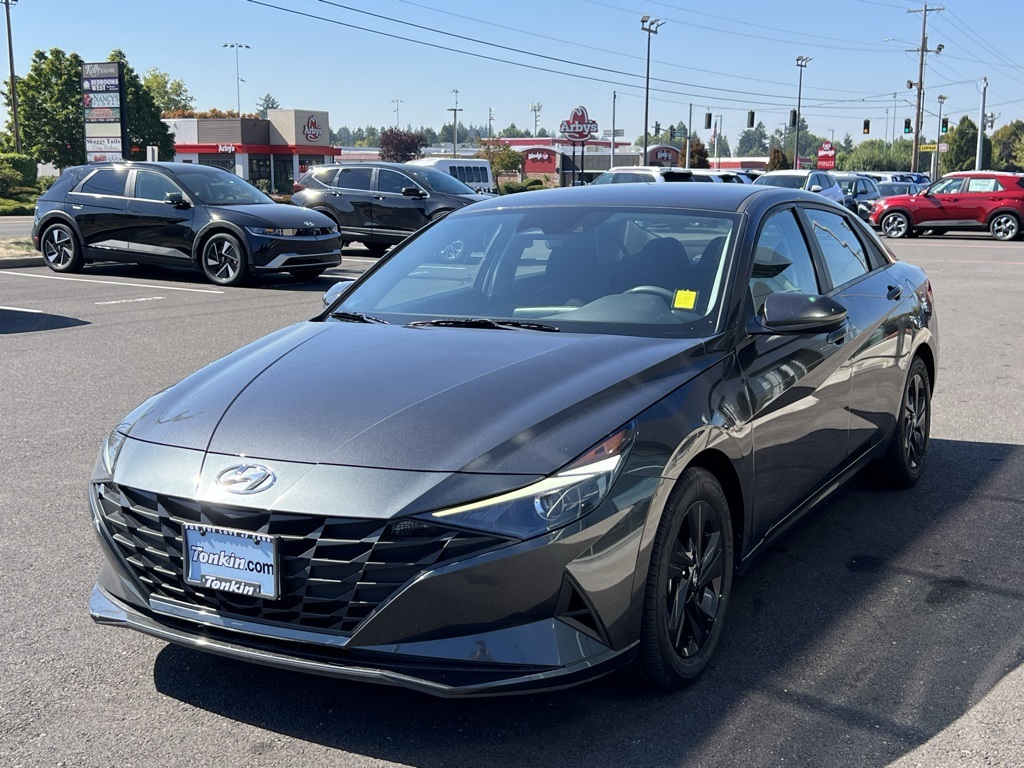 2022 Hyundai Elantra SEL photo 2