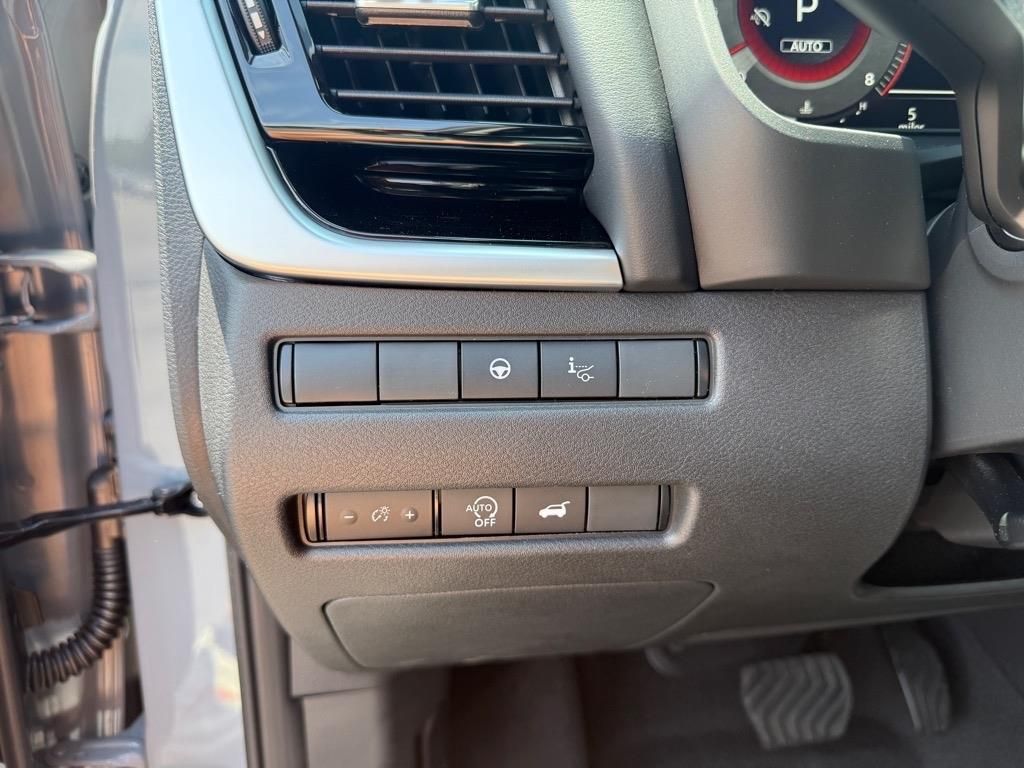 2025 Nissan Rogue SL photo 8