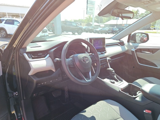 2025 Toyota RAV4 Hybrid XLE photo 23