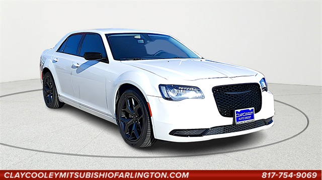 2023 Chrysler 300 Touring's photo