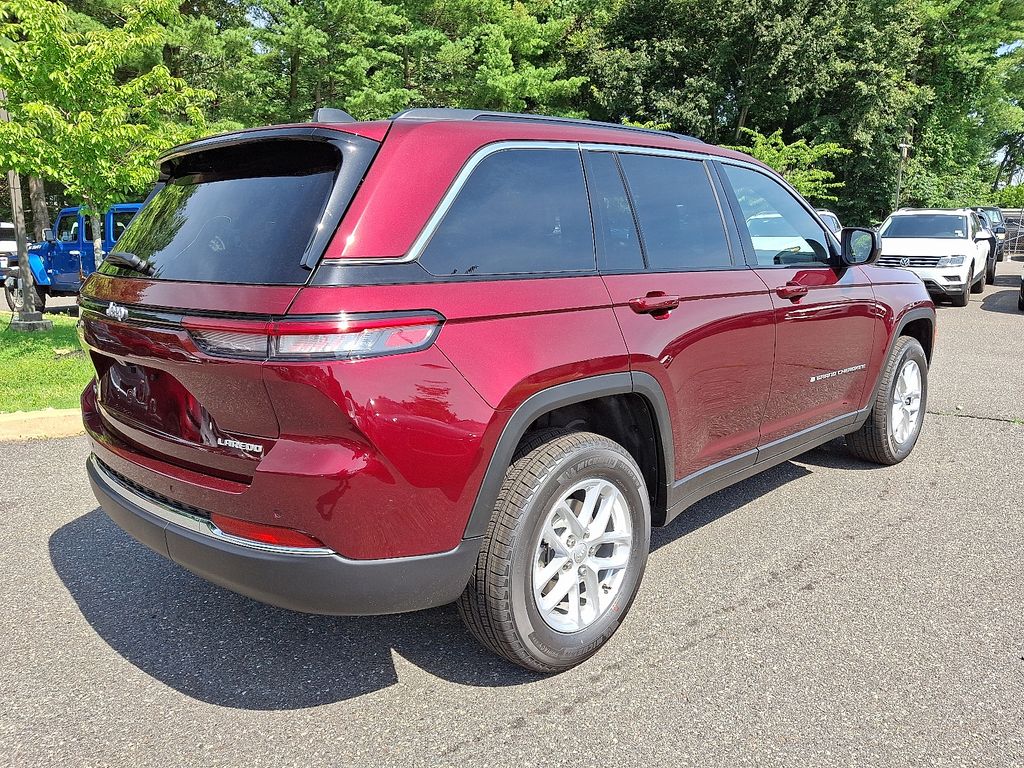 2025 Jeep Cherokee Laredo photo 2