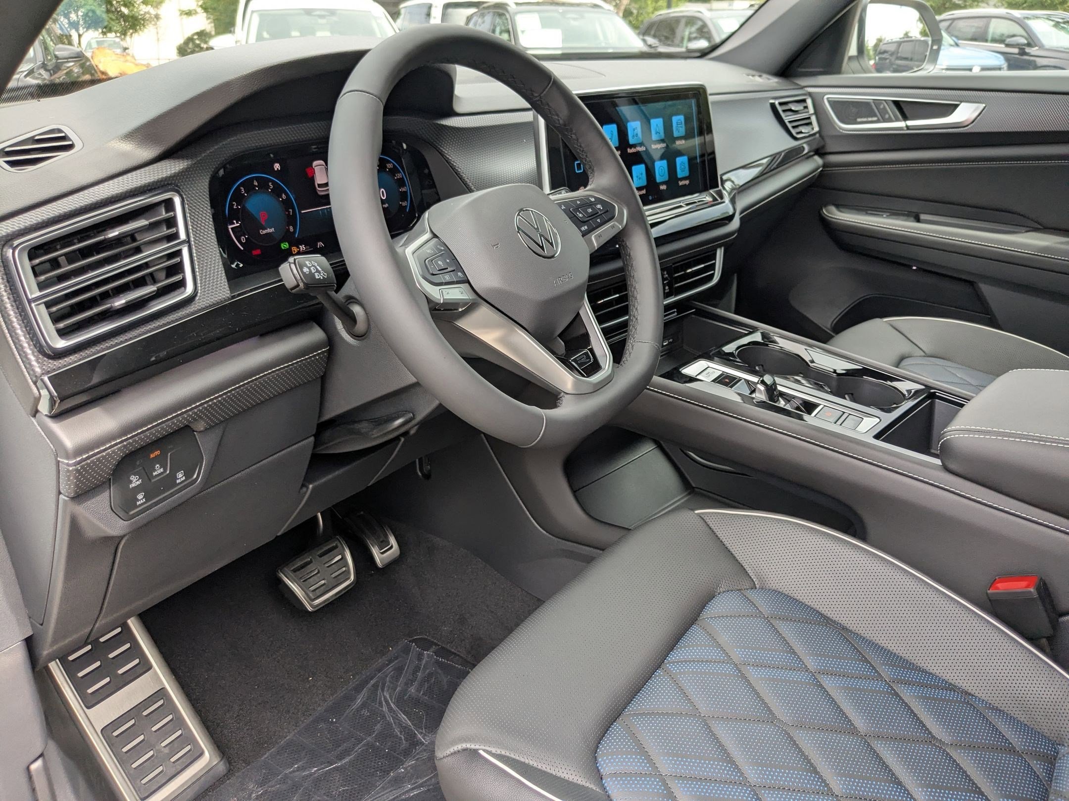 2026 Volkswagen Atlas Cross Sport SEL Premium R-Line photo 4