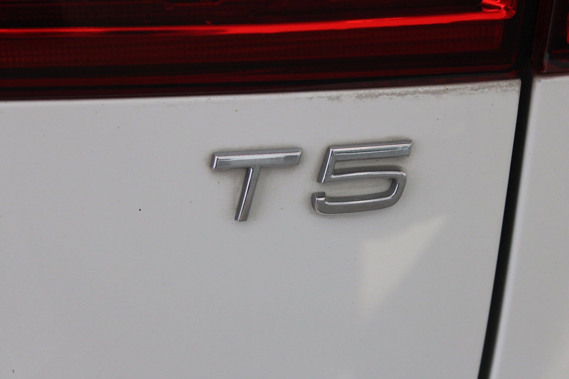 2020 Volvo XC60 T5 Momentum photo 19