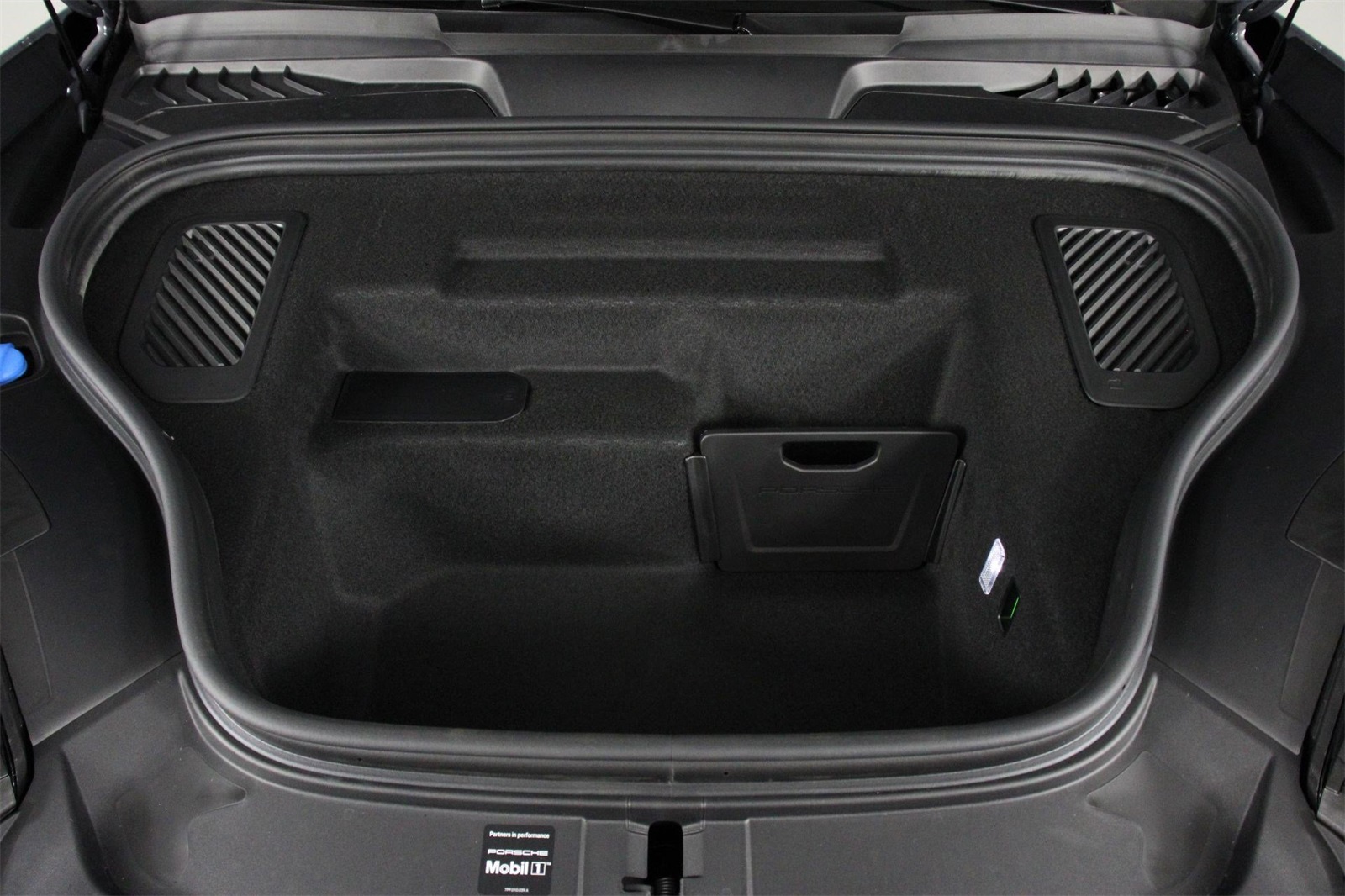 2025 Porsche Macan Electric photo 19