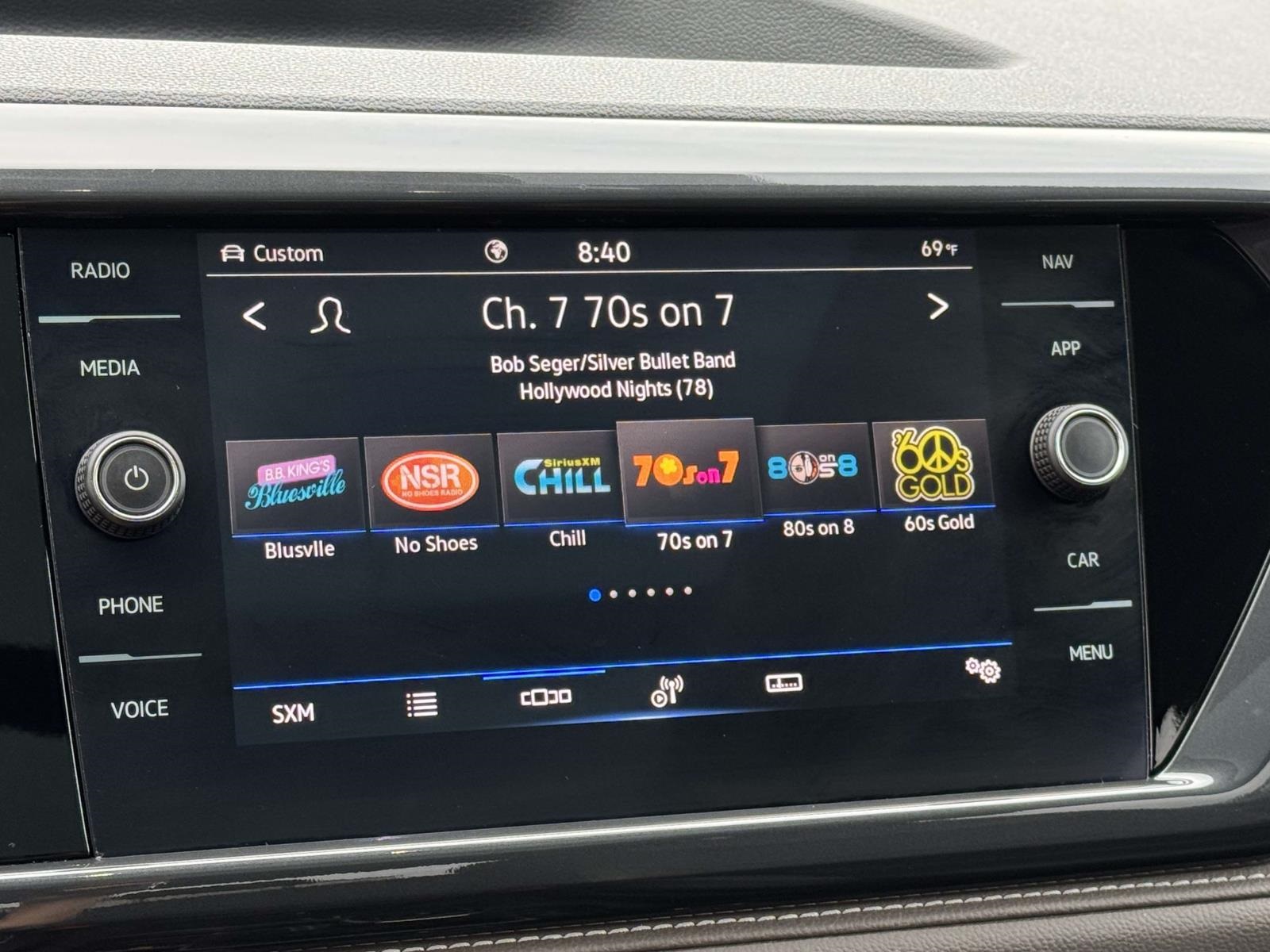 2022 Volkswagen Taos SEL photo 3