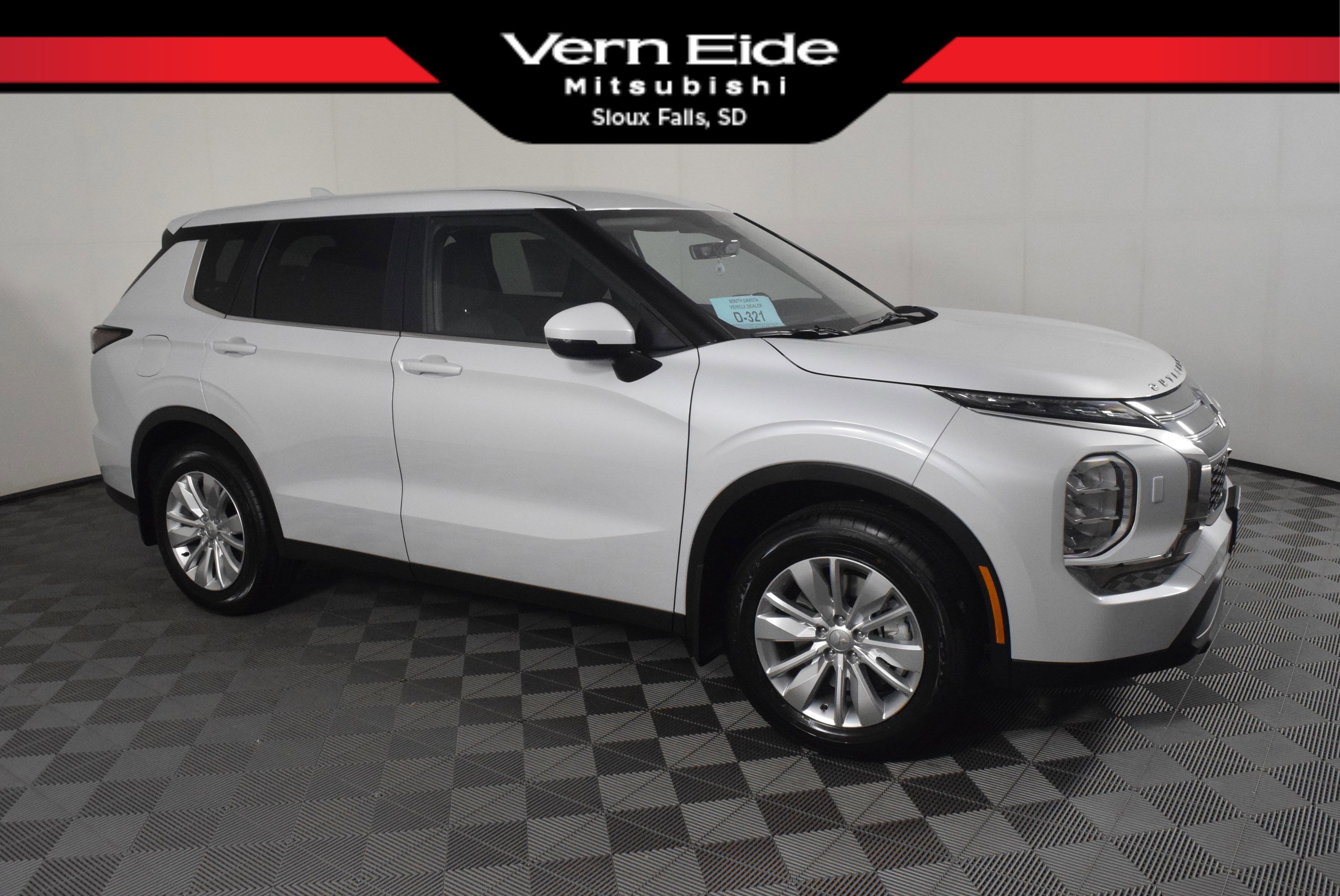 2025 Mitsubishi Outlander ES's photo