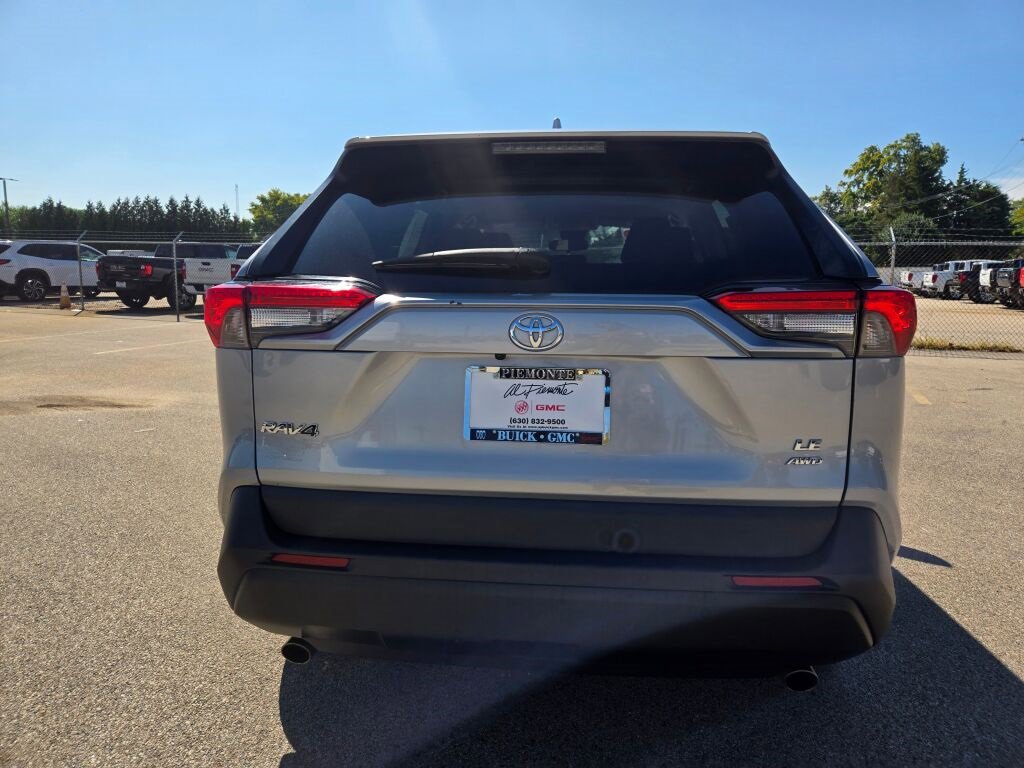 2022 Toyota RAV4 LE photo 9