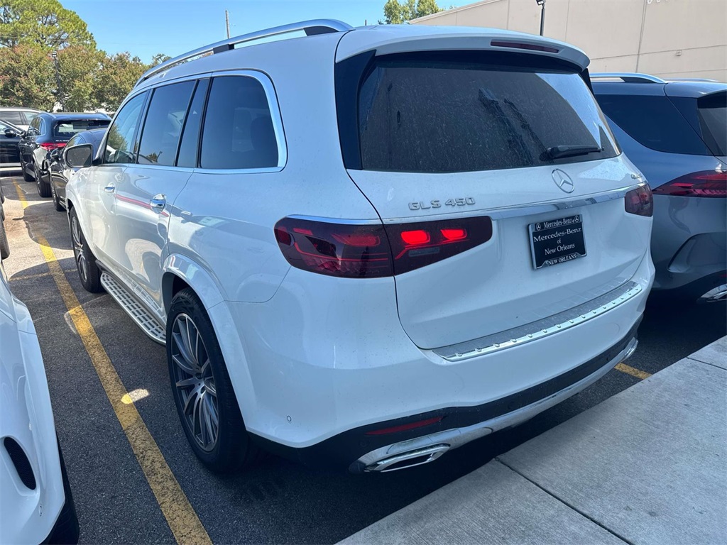 2026 Mercedes Benz GLS 450 4MATIC photo 4