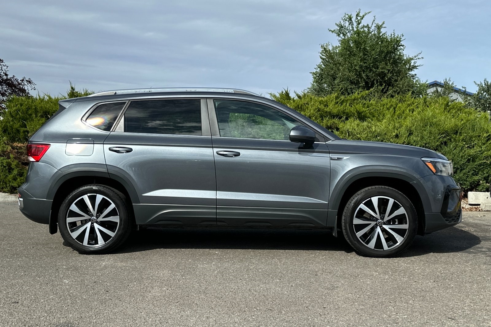 2022 Volkswagen Taos SE photo 2