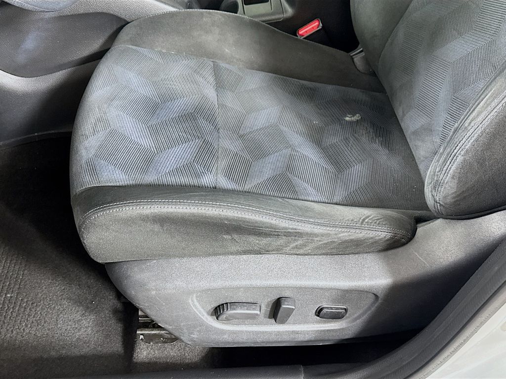 2015 Nissan Rogue SV photo 22