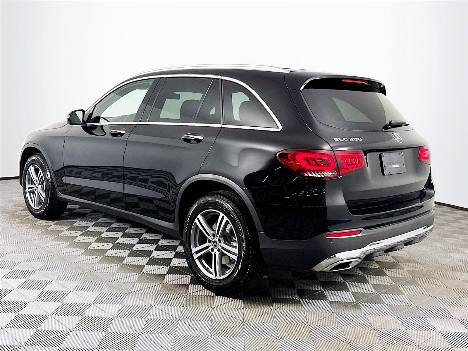 2022 Mercedes Benz GLC 300 photo 2